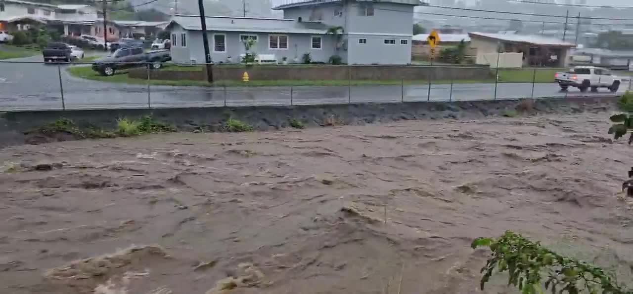 Kaneohe stream surges as heavy rain pounds Windward Oahu