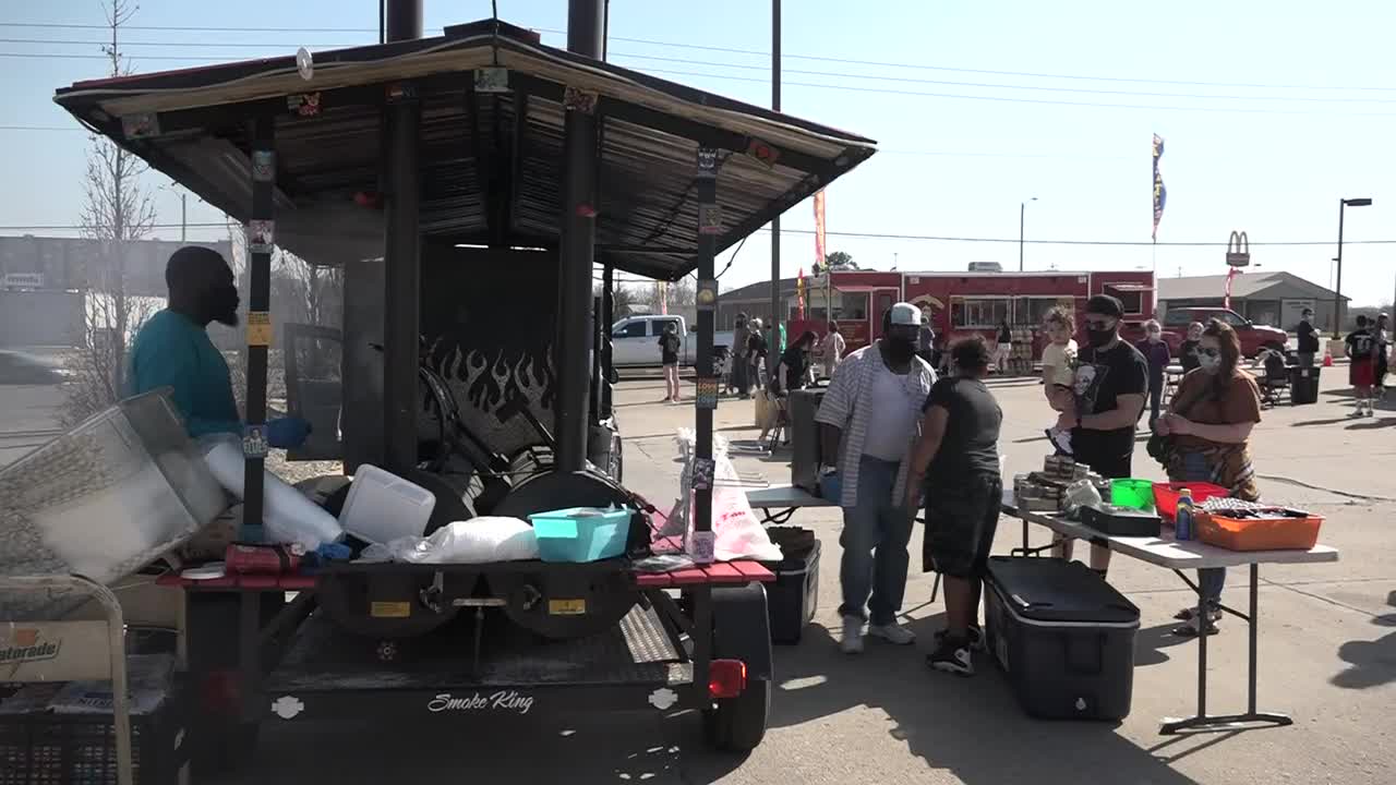 Local Food Trucks Take Part In Helping Hands Humane Society S Fundraiser