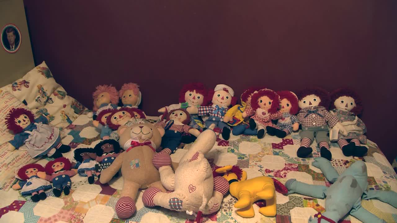 York collector uses Raggedy Ann and Andy for American history lessons