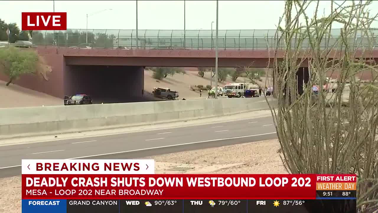 Deadly crash shuts down portion of Mesa freeway