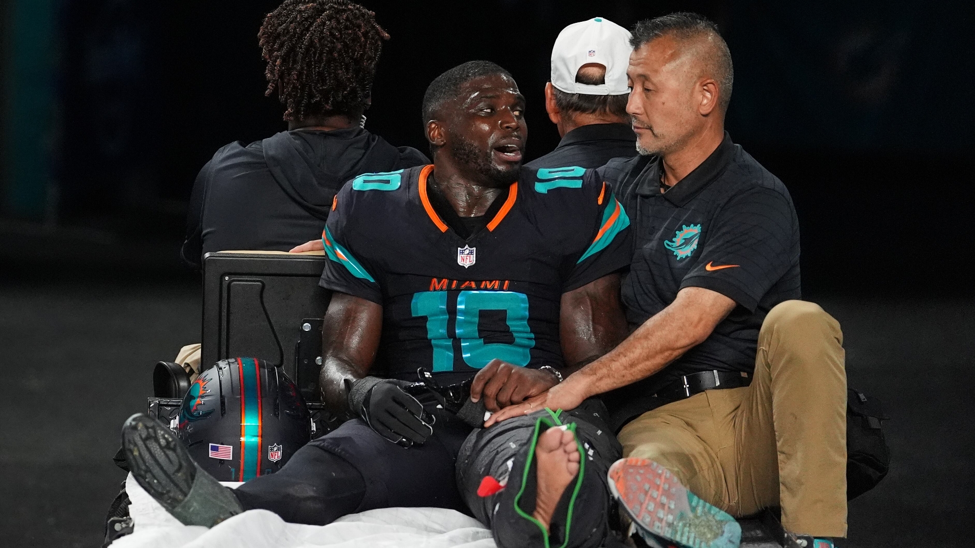NFL BREAKING NEWS: Kansas City Chiefs star quarterback Patrick Mahomes choked up and sent an emotional prayer to his former Miami Dolphins teammate Tyreek Hill after his horrific injury on Monday Night Football, which shook the entire NFL. Mahomes shared that, although they are now on two different sides of the ball, their love and respect for Hill has never changed. This heartfelt prayer not only shows the timeless camaraderie, but also shows the profound human values ​​in the harsh world of football....
